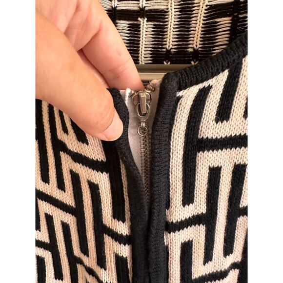 Halston Printed Sweater Top Size Medium - Picture 4 of 6